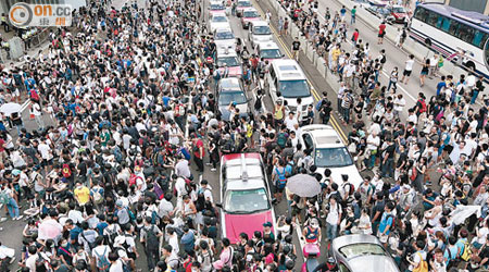 大批示威人士由四方八面佔據夏愨道，現場交通一度大癱瘓。（胡家豪攝）