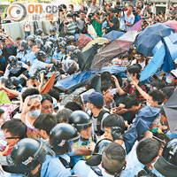 警方和示威人士多次對峙，其中後者多次以「傘陣」應對警方發放的胡椒噴霧。（陳章存攝）