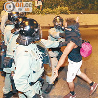 一名示威者企圖越過防暴警員防線被阻。（陳章存攝）