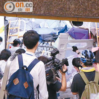 示威者用雜物堵塞金鐘港鐵站入口。（胡家豪攝）
