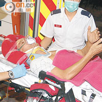 受傷的年老示威者送往東區醫院。（馮裕亨攝）