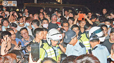兩名交通警員被大批示威者包圍。（賴南秋攝）