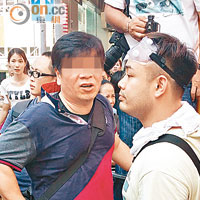 偷拍男子（左）被示威者圍堵。（曾紹良攝）
