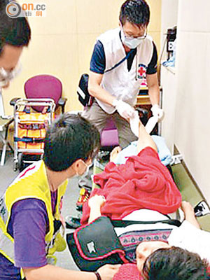 紅十字會義務急救員照顧因佔中受傷的傷者。