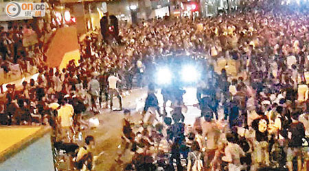 旺角<br>房車衝過示威人群時，示威者爭相走避。（黃耀勤攝）