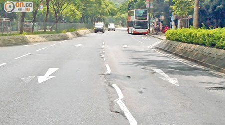 受路面凹凸不平影響，順東路直線的道路標記已扭曲變形。