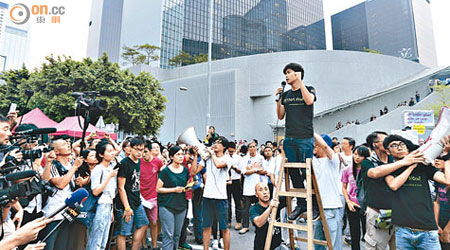 內地官媒指佔中行動對香港造成高達四百億元經濟損失。