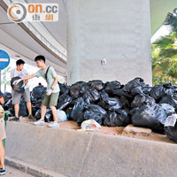 金鐘有佔領範圍堆滿垃圾，有示威者稱會把垃圾送到垃圾站。