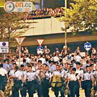 針對示威者包圍特首辦，大批警察手持盾牌等裝備到場。