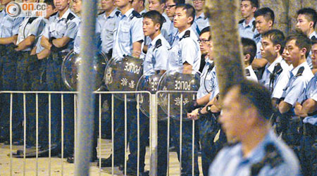 逾千警員昨晚在特首辦高度戒備。（袁志豪攝）