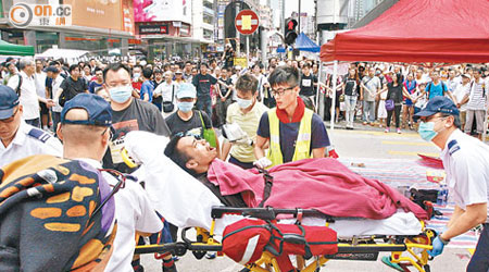 旺角亞皆老街因被堵塞，救護員推床百米把病人送院。