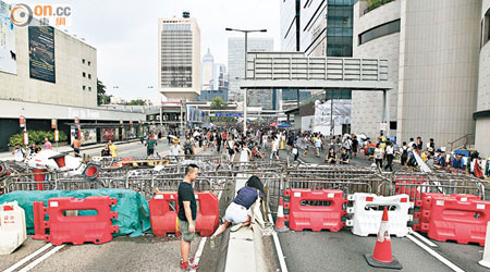 示威者在多處道路擺放障礙物，梁偉雄坦言會拖慢緊急救援車輛通過，威脅市民生命安全。（高嘉業攝）