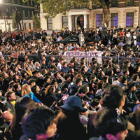 二千人在倫敦的中國大使館外高舉雨傘及開着亮光的手機。（gettyimages圖片）