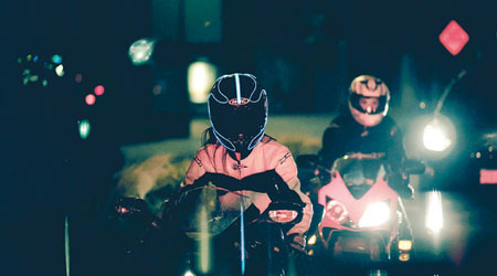 電單車頭盔發光帶令鐵騎士更顯型格。（互聯網圖片）