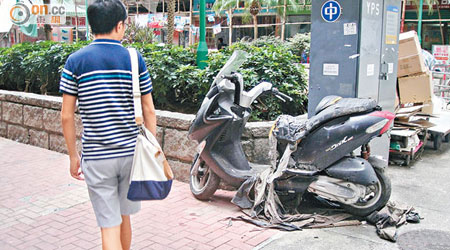 棄置電單車已嚴重損毀，久未獲政府部門處理。