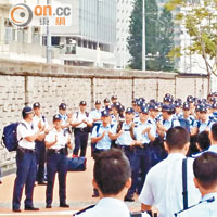 警方連日來將大批防暴武器運入政總及特首辦，圖為警員換班情況。