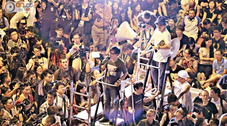 金鐘<br>昨晚逾萬市民及學生在金鐘集會。