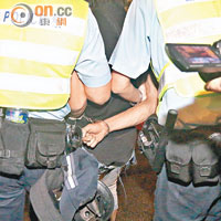 旺角昨有司機駕貨車阻攔警車，後被扣上手銬。