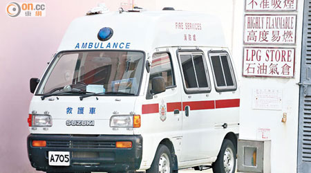 長洲消防局停泊兩架鄉村救護車，但因人手不足，不會同時執勤，只作後備用途。（何頴賢攝）
