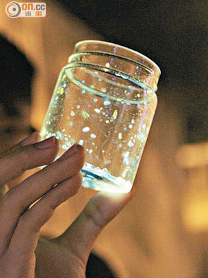 「DIY螢光瓶」於夜裏發出斑斕色彩，非常吸引。