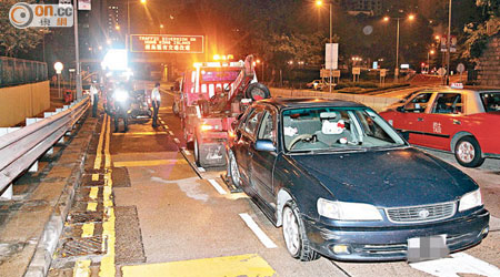 肇事私家車被拖走檢驗。