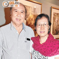 饒清芬（右）同丈夫鄧偉雄拍拖到場支持水墨畫展覽。