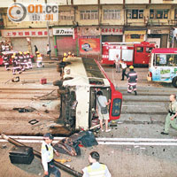 當年<br>○四年十月凌晨時分，兩紅色小巴司機在英皇道為搶客衝燈飛車，終造成兩死十七傷意外。