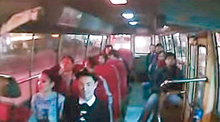 去年網上流傳一段紅Van於彌敦道喪閘行家爭客的短片。（網上圖片）