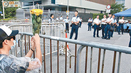 政府總部<br>有示威者在政府總部門外向警察獻花，但警察不為所動。