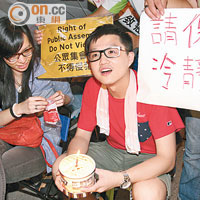 阿Yan於昨日凌晨在銅鑼灣示威區慶祝二十九歲生日。