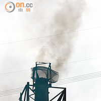噴黑煙<br>記者下午時分見到豬油廠煙囱噴出濃濃黑煙，氣味酸臭難當。