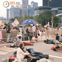 特首辦<br>一批示威者在特首辦外集結，令龍和道和添華道交界車路仍未開通。