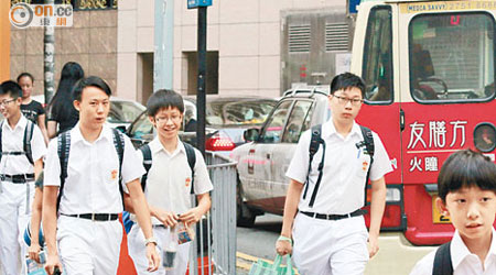 中學復課後，學生因封路而提早出門，以免遲到。