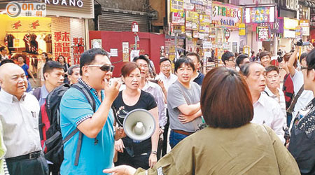 有反佔中人士持大聲公到銅鑼灣斥罵示威者。