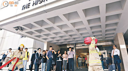 火警發生後，高院內約三百人緊急疏散至地下，消防員接報到場撲救。