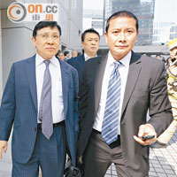 郭炳聯（左）的保鏢一直從高院五樓法庭護送着他，並乘七人車離去。（梁鵬威攝）