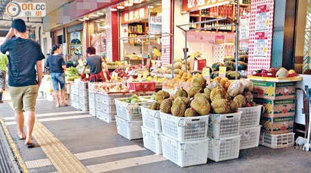 青衣長康邨有店舖嚴重阻街，霸佔逾半條行人路。