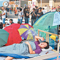 示威者買床在示威區大覺瞓，打算長期抗爭。