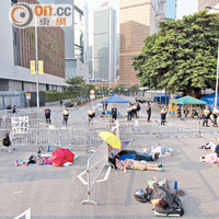 雖然示威者持續減少，但政總及特首辦各個車輛出入口昨日仍被圍堵。