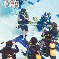 參加珊瑚監察計劃的學生必須接受專業潛水訓練。