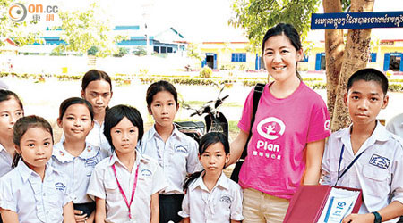 馬露明（右二）去年首次去柬埔寨探望當地兒童，印象深刻。（受訪者提供）