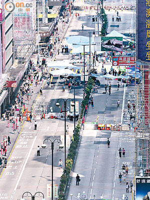 旺角<br>從高處可見彌敦道被示威者分段放置雜物堵塞。