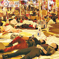 示威者在旺角示威區的路中席地而睡。