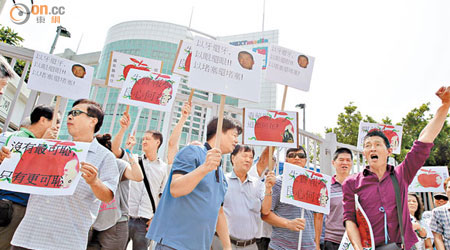 逾四十名元朗村民到壹傳媒總部示威，抗議《蘋果》有關佔中報道偏頗。（袁志豪攝）