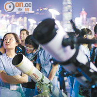 香港<br>大批市民在尖沙咀觀賞月全食的天文現象。