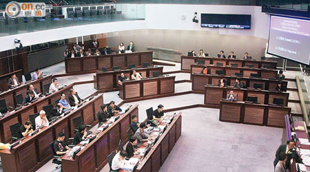 建制派進行大反擊，取得八成委員會的正副主席席位。