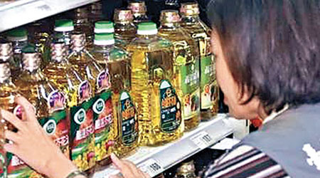 台南市衞生局派員前往超市查看有否問題油品上架。（互聯網圖片）
