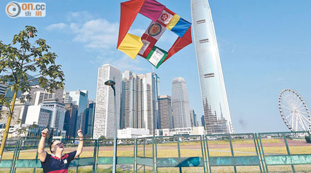 金鐘<br>有反佔中市民在金鐘一個公園放風箏，但被阻止。