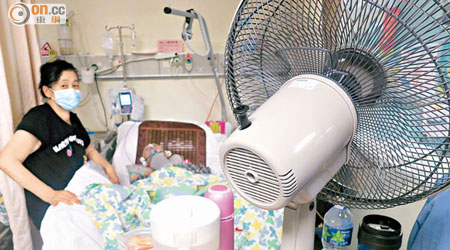 李太眼見患肺癌的丈夫因病房酷熱病情加重，感到擔憂。