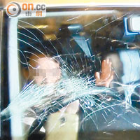 三撞的士的私家車擋風玻璃被砸毀。